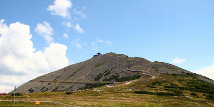 Sněžku dnes zasáhl vítr o síle orkánu, v nárazu měl 128,5 km/h