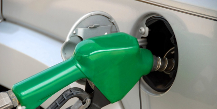 Vláda schválila snížení spotřební daně na naftu a benzin, chce omezit marže