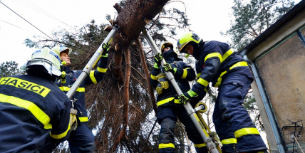Meteorologové zpřísnili výstrahu před větrem
