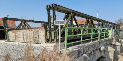 V Dobříši dnes začnou řidiči jezdit přes mostní provizorium přes Pilský potok