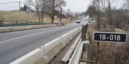 Stavbaři začnou s opravou mostu přes potok Strupina u Obor na Příbramsku