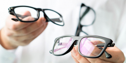 Dva roky covidu optikám neublížily, lidé za brýle utráceli naopak více, říká příbramský optik