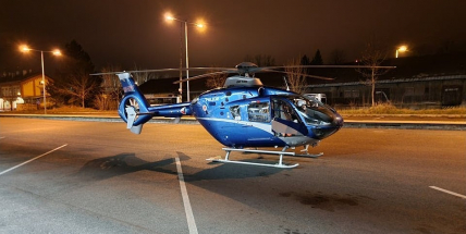 Pro vážně zraněného muže přistál v Příbrami v noci na neděli vrtulník