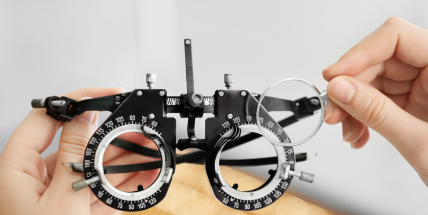 Příbramský optik: Lidé, kteří prodělali covid, si stěžují, že nevidí jako dřív