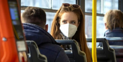 Válek doporučuje dál nosit respirátory v dopravě, povinné od čtvrtka nebudou