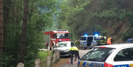 U Orlické přehrady auto srazilo čtyři chodce, jsou zranění (VIDEO)