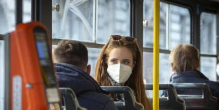 Respirátory v dopravě nejsou ode dneška povinné