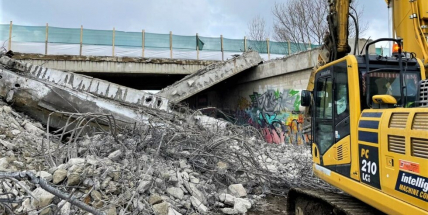 Fotogalerie: Stavbaři demolují most na D4 u Staré Hutě