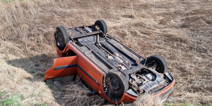Řidička u Chraštic převrátila auto na střechu