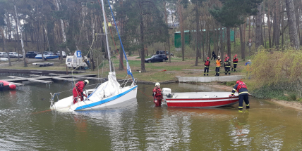 Na Máchově jezeře zachraňovali čtyřčlennou posádku šestimetrové plachetnice