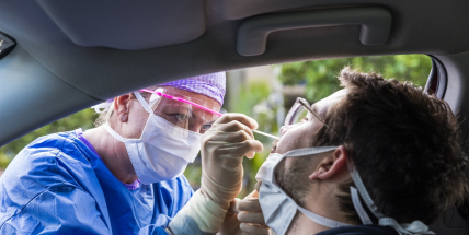 V pátek přibylo 1249 nakažených koronavirem, nejméně od začátku roku