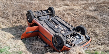 Policie hledá svědky dopravní nehody u Chraštic, kde přetočila řidička auto na střechu