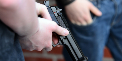 Dva mladíci s pistolí v Brně přepadli prodejnu, prodavačka je vyhodila