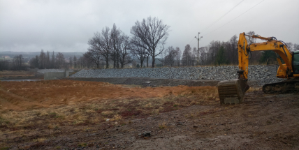 Po téměř dvouleté „suché“ pauze se začal napouštět Vysokopecký rybník