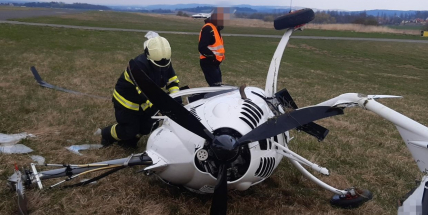 Na letišti v Dlouhé Lhotě havaroval vírník, dva lidé se zranili