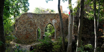 Tajemné Brdy: Záhadná bílá paní na Valdeku radí zoufalcům, pomáhá chudobným a potřebným. Zlé duše vytrvale trestá