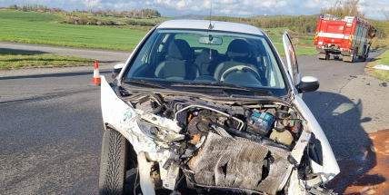 Mladý řidič u Pečic nedal přednost v jízdě, dva zranění