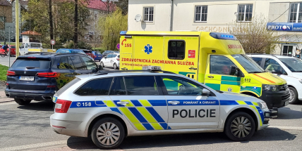Jedenáctiletý chlapec na koloběžce vjel na silnici a srazilo ho auto, utrpěl lehká zranění