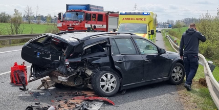 Nehoda tří aut uzavřela silnici na výjezdu z Příbrami, dva zranění