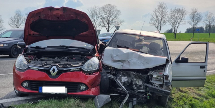 Vážná nehoda uzavřela silnici u Milína. Dva lidé se zranili, na místě přistál vrtulník