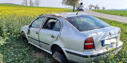 Senior u Vápenice přetočil auto na střechu