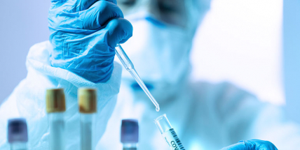 V pondělí testy odhalily o čtvrtinu méně případů covidu než před týdnem