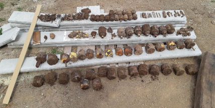 Žena v Hluboši našla při terénních úpravách své zahrady 58 granátů