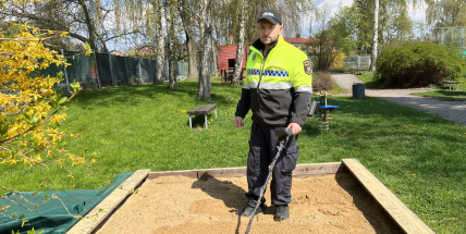 S detektorem kovů na injekční stříkačky. Příbramští strážníci kontrolovali dětská pískoviště