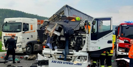 Na D5 před Prahou bourala dvě nákladní auta, spolujezdkyně zemřela