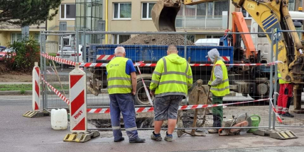 Havárie potrubí v Milínské ulici odstřihla od vody nemocnici i městský úřad