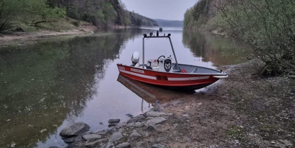 Na Orlíku našli mrtvého muže, který po skoku do vody nevyplaval