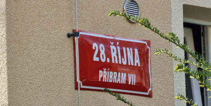 Z chodby domu v Příbrami zmizelo osm párů bot za bezmála deset tisíc korun