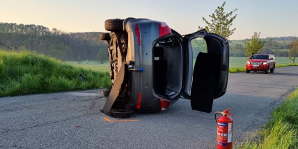 Pro zraněnou řidičku letěl vrtulník, z havarovaného auta ji museli vyprostit hasiči