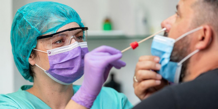 V ČR v pondělí přibylo 865 případů covidu, o polovinu méně než před týdnem