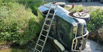 Senior dával přednost jinému vozidlu, skončil v potoce s autem na boku