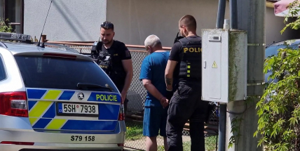 Muž v Rožmitále vyhrožoval ženě zabitím. Ohrožoval ji sekerou a zapálením domu