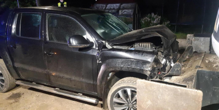 Řidič Volkswagenu nepřežil náraz do odstaveného stavebního stroje