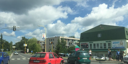 Nehoda tří vozů uzavřela křižovatku u Asie