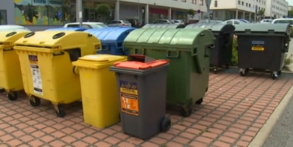 Policisté našli v kontejneru v Mníšku pod Brdy mrtvé novorozeně