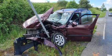 Silnici u Obořiště uzavřel střet dvou aut, tři zranění