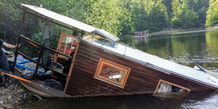 Potápějící se hausbót na Orlické přehradě zachraňovali hasiči