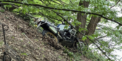 Pro zraněného motorkáře spěchal k slapské přehradě vrtulník