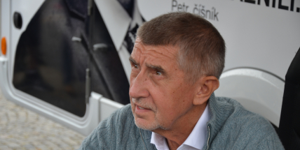 Video: Babiš přijel s obytným vozem do Příbrami, na náměstí ho přivítaly stovky lidí
