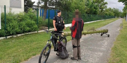 Muž v Plzni převážel na elektrokole ukradený pětimetrový smrkový kmen