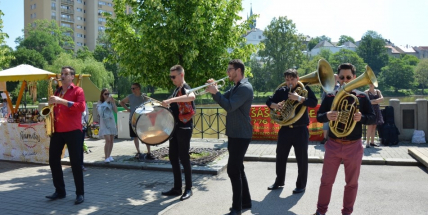 Dvořákovo nábřeží ožije hudbou i loutkovými představeními