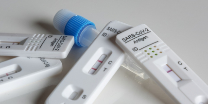 Epidemie v Česku dál zpomaluje, klesají počty nových případů i hospitalizovaných