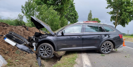Mladá řidička nezvládla u Sedlčan jízdu a čelně havarovala do stromu