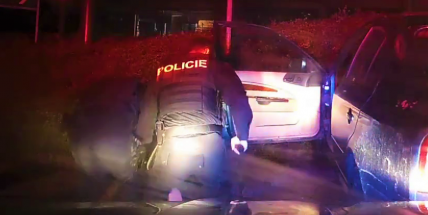 Muž se zákazem řízení se hnal přes Sedlčany stovkou, policistům se nechtěl vzdát ani pod pohrůžkou zbraně