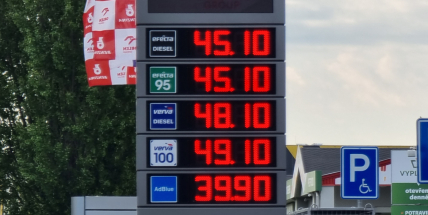 Ode dneška se snížila daň u paliv, některé čerpací stanice už mění ceny