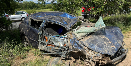 Řidiče po nehodě u Obořiště museli z auta vyprostit hasiči, s vážnými zraněními byl letecky přepraven do nemocnice